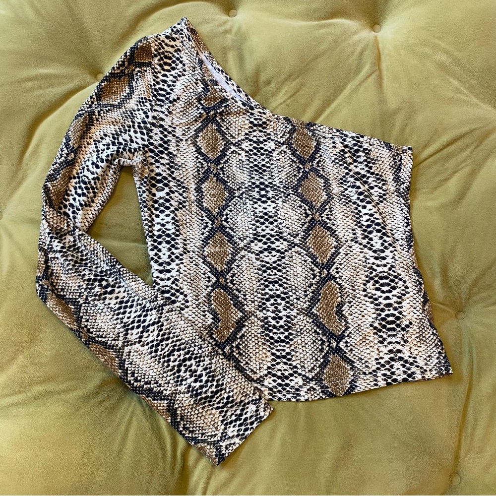 One-Shoulder Snakeskin Print Top
